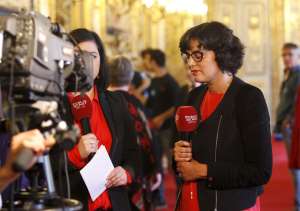 figarofr: Myriam El Khomri au Snat, avant de rpondre  la question d'un journaliste.