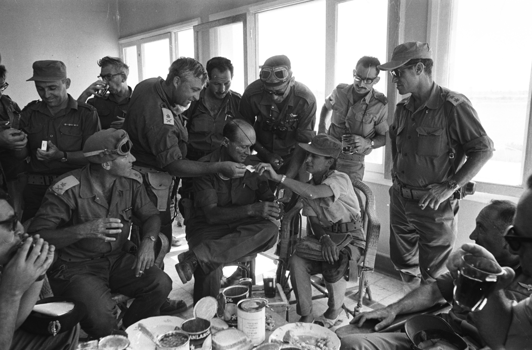 Moshe Dayan, sa fille Yael, Ariel Sharon et les généraux sur le canal de Suez durant la Guerre des Six- jours.© Gilles Caron/Fondation GILLES CARON